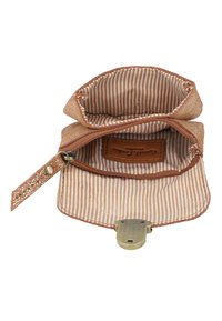 Tan stof tas met een gestructureerd oppervlak, voorzien van een gestreepte binnenkant, ritsluiting en een metalen sluiting aan de onderkant.