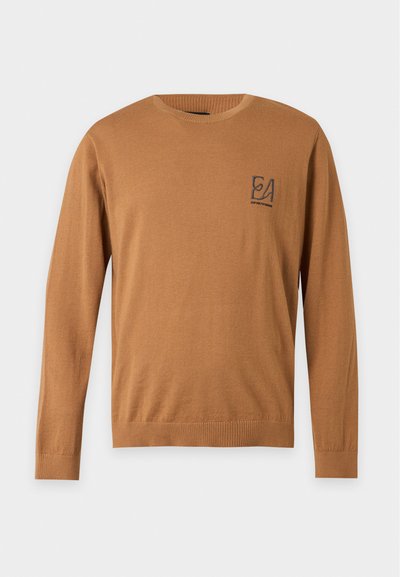 Pull marron à manches longues col rond, avec des poignets et un ourlet côtelés, avec un petit logo noir brodé sur le côté gauche de la poitrine.
