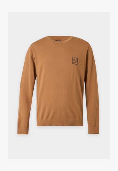 Pull marron à manches longues col rond, avec des poignets et un ourlet côtelés, avec un petit logo noir brodé sur le côté gauche de la poitrine.