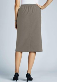 Grauer Midi-Rock mit einem elastischen Bund. Glatte Textur mit geradem Schnitt, der knapp unter dem Knie endet, kombiniert mit schwarzen High Heels.