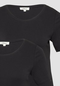Schwarze Baumwoll-T-Shirts mit kurzen Ärmeln und Rundhalsausschnitten. Sie weisen eine glatte Textur und minimale Nähdetails auf; das Markenlabel ist sichtbar.