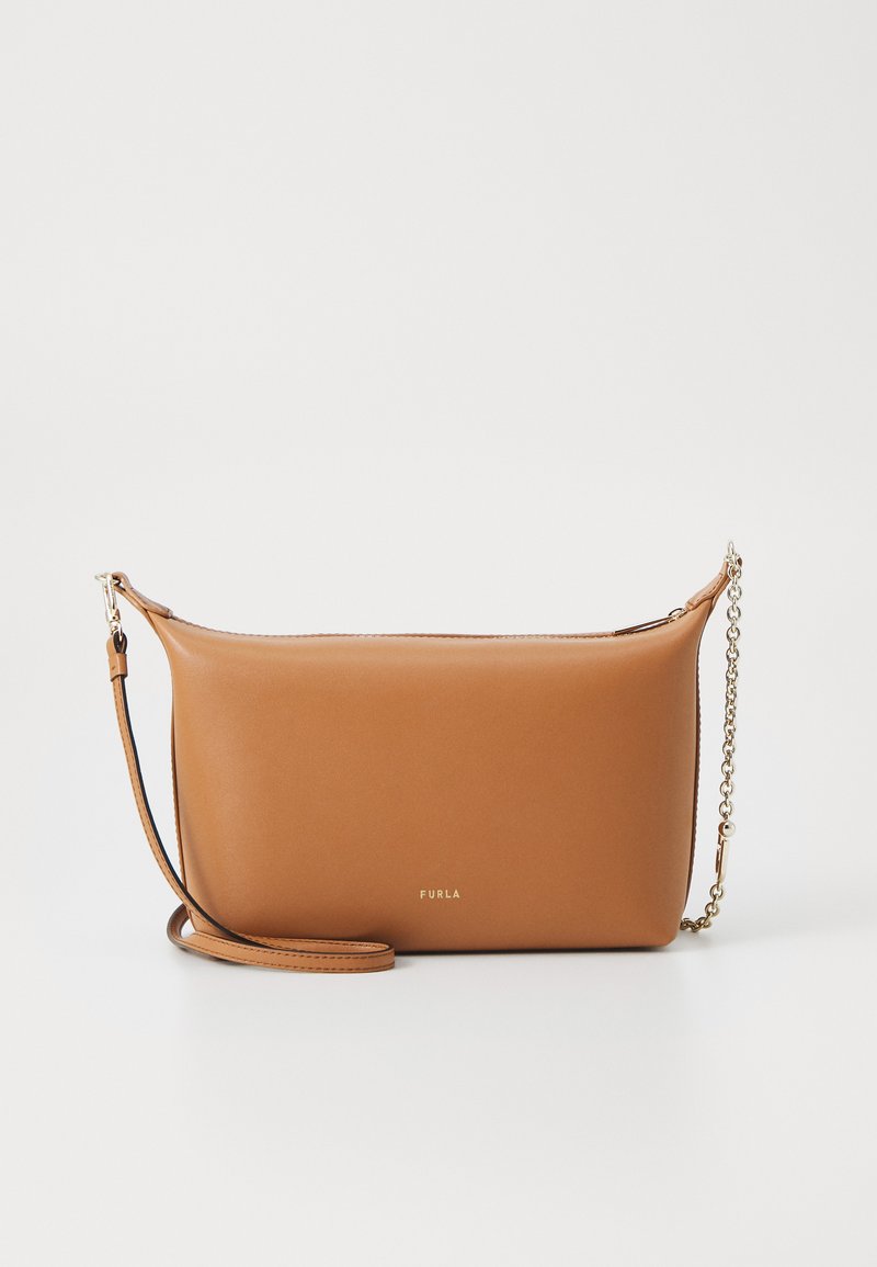 Brun lærcrossbody-veske med en glatt overflate, avtakbar kjedesnor, og en subtil gull-logo på forsiden. Rektangulær form.