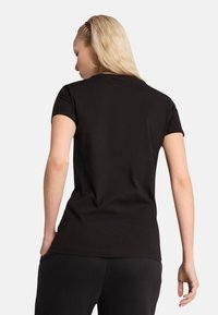 Sort kortærmet T-shirt med en glat tekstur, der har en klassisk pasform og en rund udskæring. Enkel, udekoreret design.