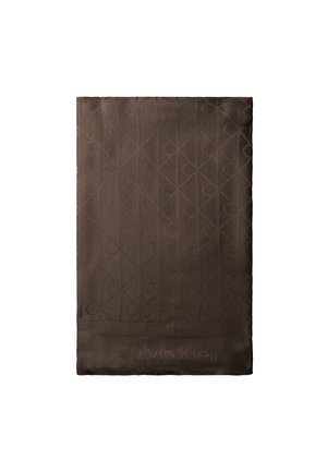 Sciarpa piegata marrone scuro con un motivo geometrico sottile e un logo Calvin Klein tenue vicino al bordo inferiore.