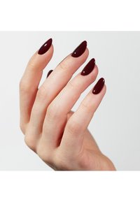 Rote burgunderrote, glänzend polierte Nägel in Mandel Form, die von einer Hand mit heller Haut und sichtbarer Textur ausgehen, vor einem schlichten Hintergrund.