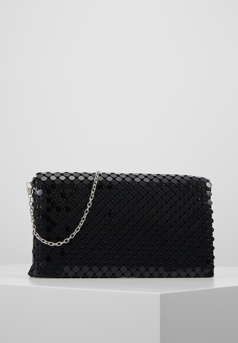 Mustakolmio-kuvioinen clutch-laukku, jossa on kiiltävä pinta ja hopeinen ketjuhihna. Laukku on muotoilultaan tyylikkään suorakulmainen ja sen pinta on sileä.