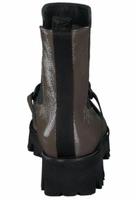 Bottines brunies brillantes avec une semelle noire épaisse, dotées d'un panneau élastique à l'arrière pour un enfilage facile, et d'un dessus à texture lisse.