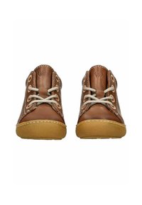 Braune Lederschuhe mit runden Zehen, beigen Schnürsenkeln und Gummisohlen. Sie verfügen über kontrastierende Nähte und ein kleines Logo oben.