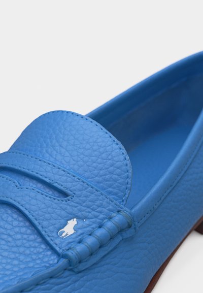 Μοκασίνι από μπλε δερματίνη με υφή, με μικρό λογότυπο λευκού αλόγου και αναβάτη στο λουράκι και χαμηλό καφέ τακούνι.
