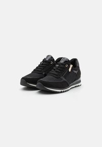 Baskets noires en mélange de daim et de tissu, avec un design à lacets, une fermeture éclair sur le côté et des accents texturés sur la tige.