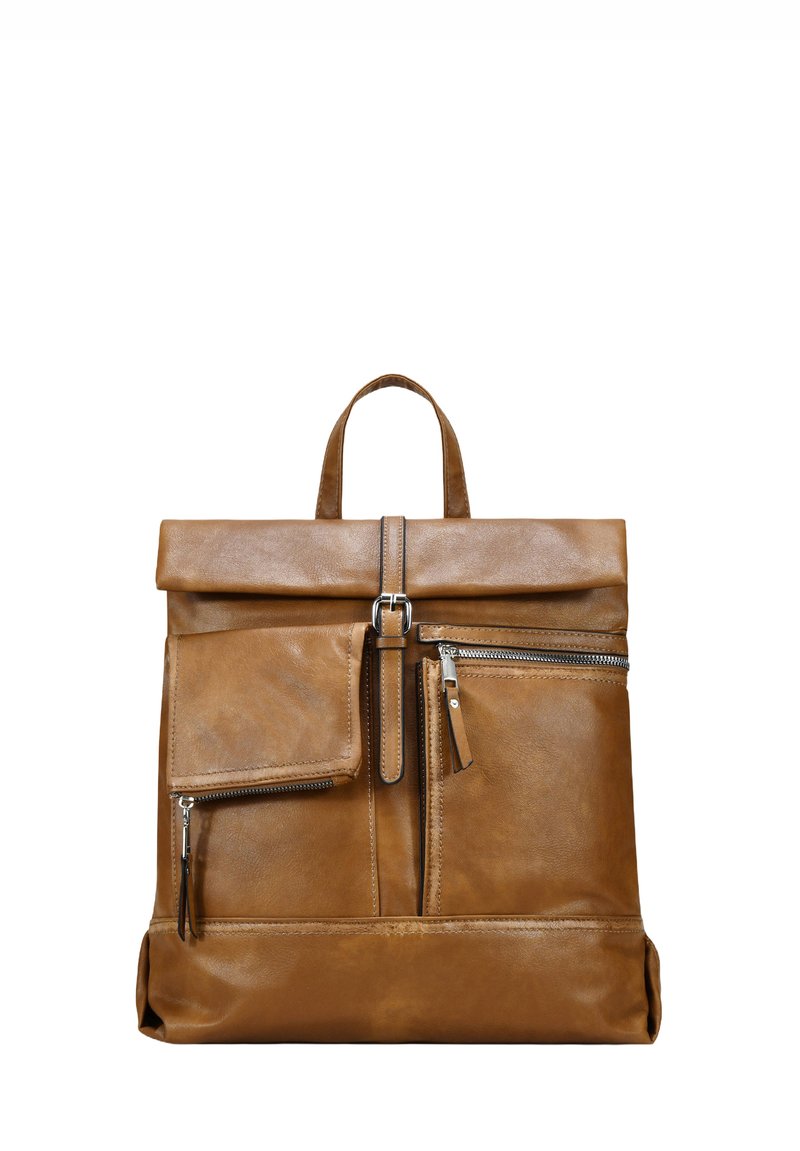 Mochila de cuero marrón con parte superior enrollada, bolsillo frontal con cremallera y cierre lateral con cremallera. Cuenta con herrajes en tono plateado y un acabado texturizado.