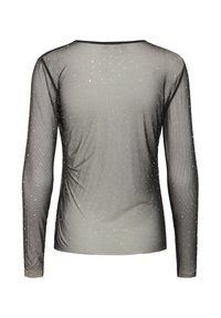 Top lungo a maniche nere in mesh trasparente con piccoli strass bianchi sparsi, dettaglio arricciato su un lato e scollatura rotonda.