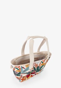 Bolso tote bordado con un patrón floral en colores vibrantes. Cuenta con asas de lona beige, cierre de cremallera y un bolsillo interior.