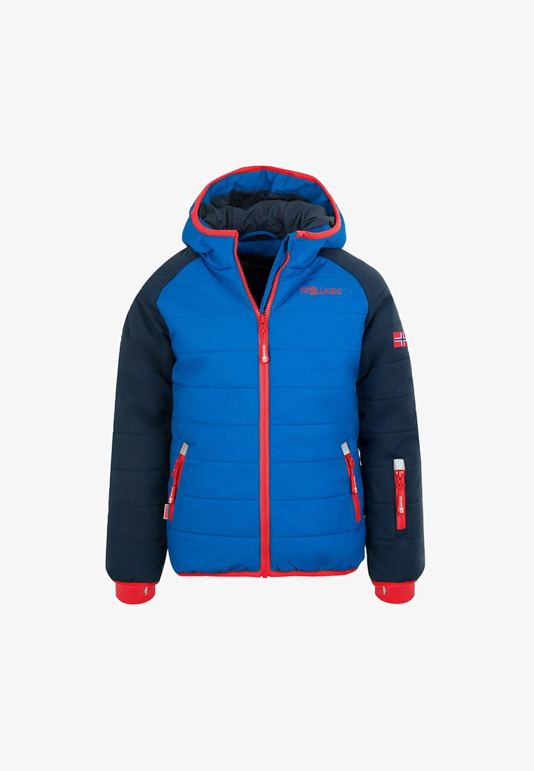 Blaue und marinefarbene Kinder-Pufferjacke mit rotem Reißverschluss, Kapuze und Bündchen, mit einem norwegischen Flaggenpatch an der linken Manschette.