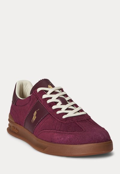 Vyriški bordo zomšos ir odos sportbačiai su baltais raišteliais, auksiniu Polo logotipu šone ir liežuvėlyje bei rudu guminės pado.