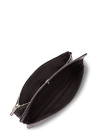 Clutch in pelle nera con due scomparti interni, chiusura con zip e finitura liscia e texturizzata. La cerniera in argento esalta il design.