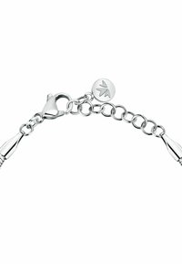 Bracciale in argento con chiusura a gancio, dettagli lucidi e un ciondolo circolare con incisione di foglia.