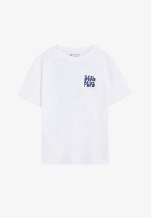 Witte korte mouwen T-shirt met een ronde hals en een donkerblauw "SCALPERS" tekstlogo op de bovenste linkerborst.
