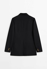 Blazer noir sur mesure avec manches longues, détail de couture au dos et trois boutons dorés sur chaque poignet, vu de dos sur fond blanc.