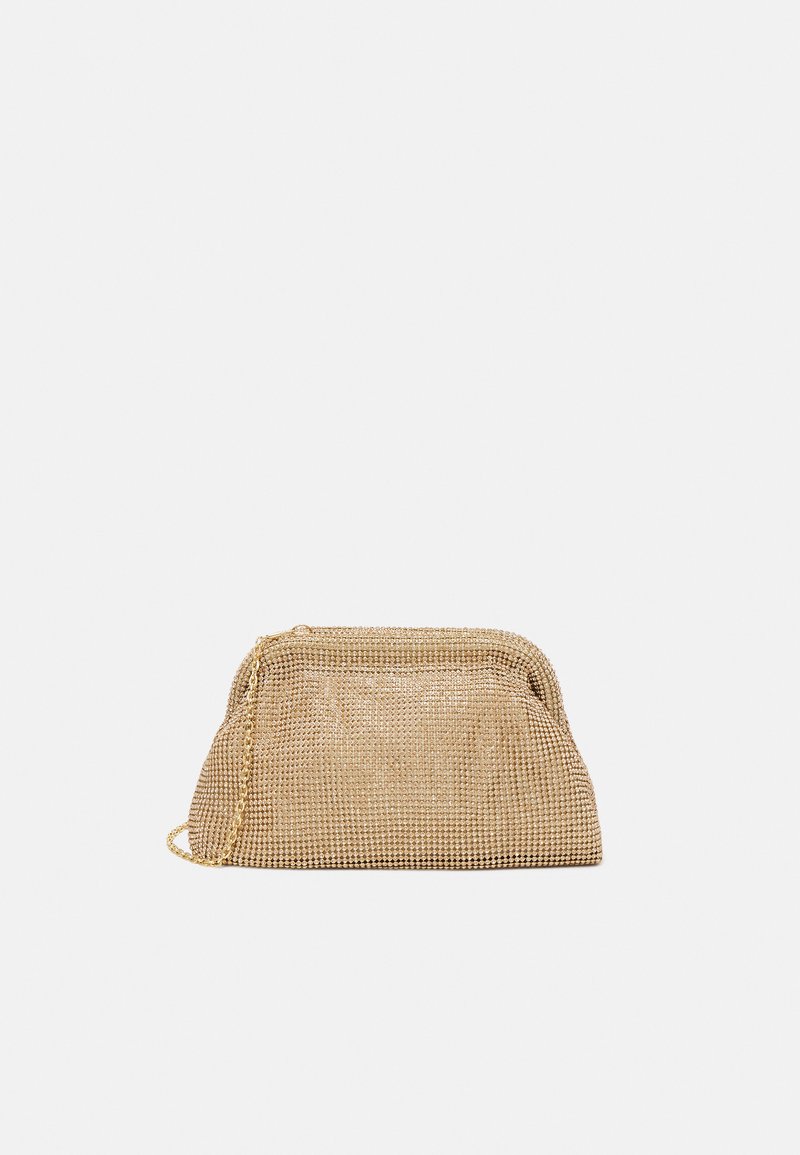 Sac à main en métal maillé doré avec une forme structurée, doté d'une chaîne et d'une fermeture éclair. Surface texturée avec un effet scintillant.