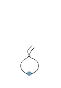 Bracelet en corde noire avec un accent rond bleu portant l'inscription "COACH NEW YORK" gravée, matériel argenté, design ajustable.