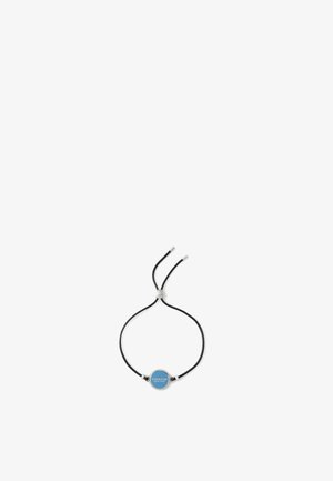 Pulsera de cordón negro con un acento redondo azul con "COACH NEW YORK" grabado, hardware en tono plateado, diseño ajustable.