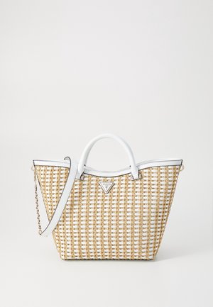 Sac à main tissé beige et blanc avec poignées blanches, garniture en cuir et bandoulière réglable, avec une plaque triangulaire du logo Guess.