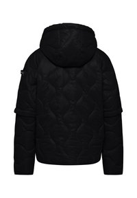 Czarna pikowana kurtka puchowa z kapturem, o gładkiej fakturze i wzorze w diamenty. Zawiera małe logo na lewym rękawie.