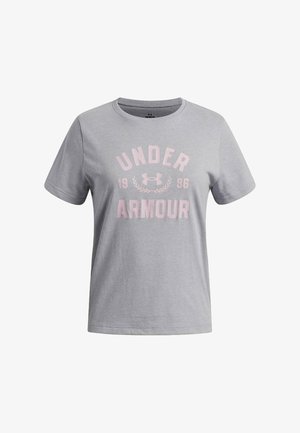 Hellgraues Kurzarm-T-Shirt mit rundem Ausschnitt und pinker "UNDER ARMOUR 1996" Schrift und Logo vorne gedruckt.
