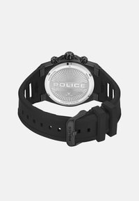 Orologio con cinturino in gomma nera e retro in acciaio inossidabile, forma rotonda, logo "POLICE" in evidenza e tre bottoni cronografi neri.