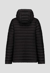 Schwarze Steppjacke mit Kapuze, mit horizontalem Steppmuster, glatter Textur und langen Ärmeln. Keine sichtbaren Verschlüsse oder Verzierungen.