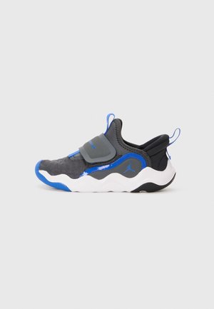 Czarno-niebieski but wsuwany z białą falistą podeszwą, regulowanym paskiem i logo Jumpman po boku.