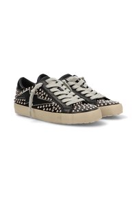 Zapatillas de cuero negro con tachuelas plateadas, cordones de gris texturizado y una suela de goma beige. El diseño presenta acentos con tachuelas a lo largo del costado.