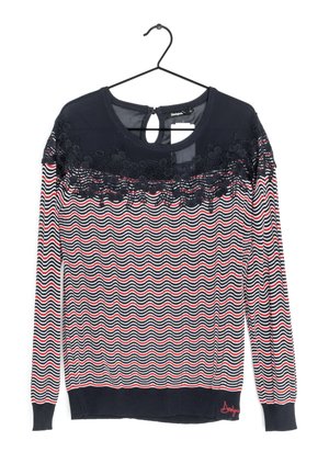 Czarny, czerwony i biały sweter w długie paski faliste z koronkowym kwiatowym detalem na górnej części klatki piersiowej oraz zapięciem na guzik z tyłu w formie klapki.