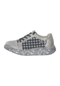 Sneaker argento con pannello laterale a scacchi bianco e nero, lacci neri e suola in gomma grigia decorata con motivi a spirale. Presenti dettagli in paillettes.