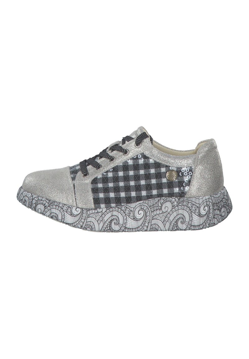 Sneaker argento con pannello laterale a scacchi bianco e nero, lacci neri e suola in gomma grigia decorata con motivi a spirale. Presenti dettagli in paillettes.