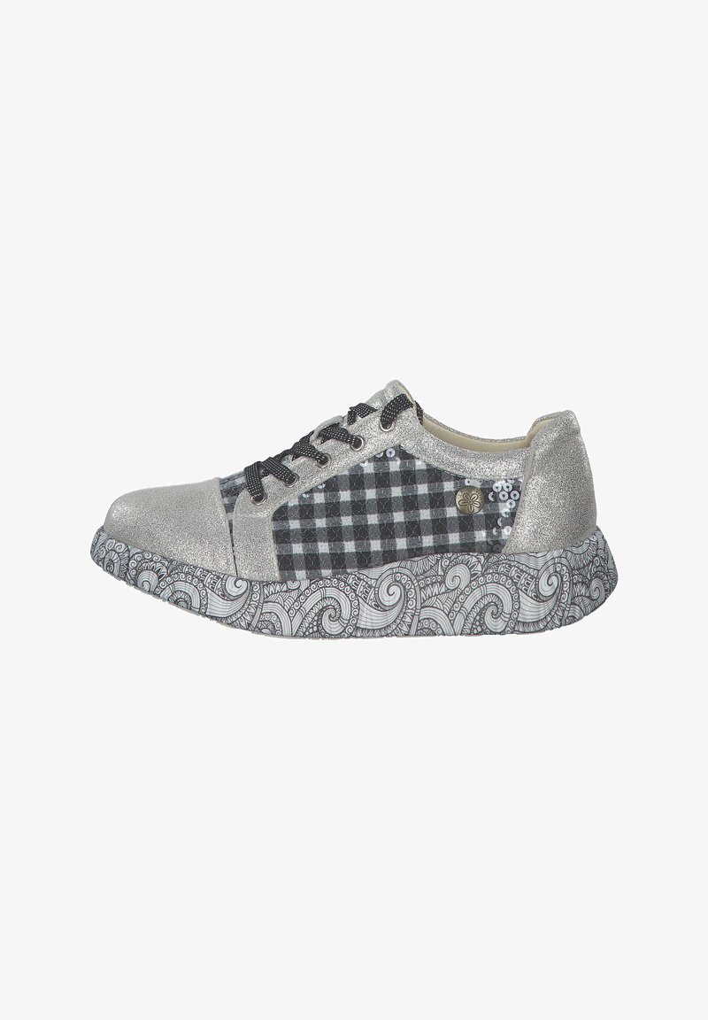 Sneaker argento con pannello laterale a scacchi bianco e nero, lacci neri e suola in gomma grigia decorata con motivi a spirale. Presenti dettagli in paillettes.
