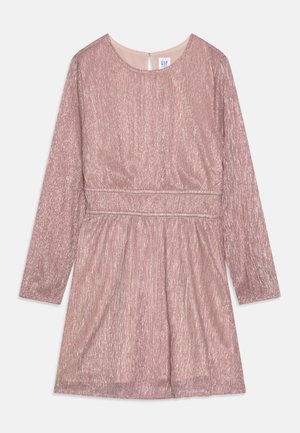 Skinnende rosa langermet kjole med en tettsittende midje, flytende skjørt og en hals som er festet med et nøkkelhullåpning bak.