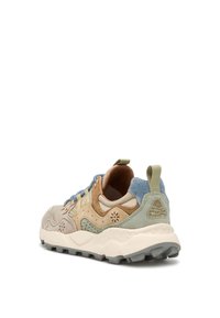 Tenisky s kombinací béžové, modré a zelené z semiše a kůže, se zvýšeným límcem, texturovanými akcenty a robustní bílou podrážkou.