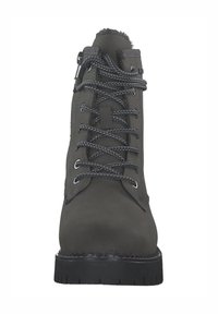 Graue Leder-Ankle Boots mit metallischen Ösen, strukturierten grauen Schnürsenkeln und einer schwarzen Gummisohle. Mit einem weichen, mit Fell gefütterten Kragen.