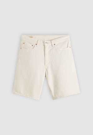 Krémové rifle kraťasy s gombíkom a zipsom, predné vrecká a pútka na opasok, zobrazené na svetlošedom pozadí.