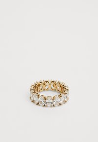 Goldfarbener Ring mit einer Reihe ovaler, klarer Edelsteine, die in einem dekorativen Band mit glatten Kanten und offenen Fassungen eingelassen sind.