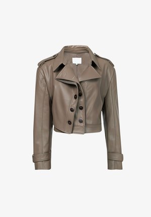 Gekürzte braune Lederjacke mit breitem Kragen, langen Ärmeln, Knopfkranz und zwei Schulterklappen. Glatte Textur mit tailliertem Schnitt.