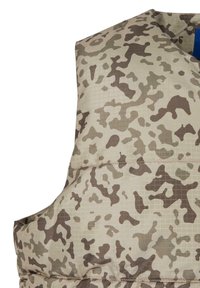 Tarnweste mit einem tan- und braunfarbenen abstrakten Muster, gefertigt aus einem strukturierten Stoff mit Rautenelementen und einem ärmellosen Design.