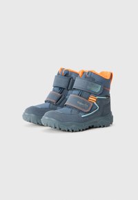 Botas de inverno azuis com detalhes laranja, feitas de materiais têxteis e sintéticos. Apresentam duas tiras aderentes e uma sola robusta para melhor aderência.