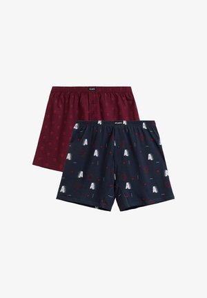 Czerwone i granatowe bokserki wykonane z miękkiego materiału; czerwone ozdobione wzorem serc, granatowe z literami i sercami; elastyczna talia z zapięciem na guzik.
