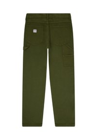 Σκούρο πράσινο παντελόνι εργασίας με πολλαπλές πίσω τσέπες, θηλιά εργαλείων στην αριστερή πλευρά και ετικέτα επωνυμίας Lee στην δεξιά πίσω τσέπη.