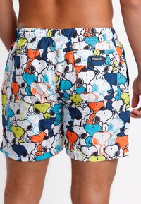 Bañador para hombre con cintura elástica, con un patrón colorido de perros de dibujos animados en azul, naranja, verde y blanco. Incluye un bolsillo en la parte trasera.