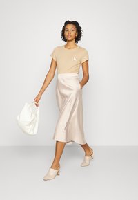 Calvin Klein Jeans MONOLOGO SLIM TEE 2 PACK - T-shirt básica - tawny sand/bright white