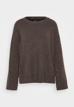 Suéter de punto marrón con cuello redondo, dobladillo acanalado y botones decorativos en el lado. Textura suave y corte relajado.